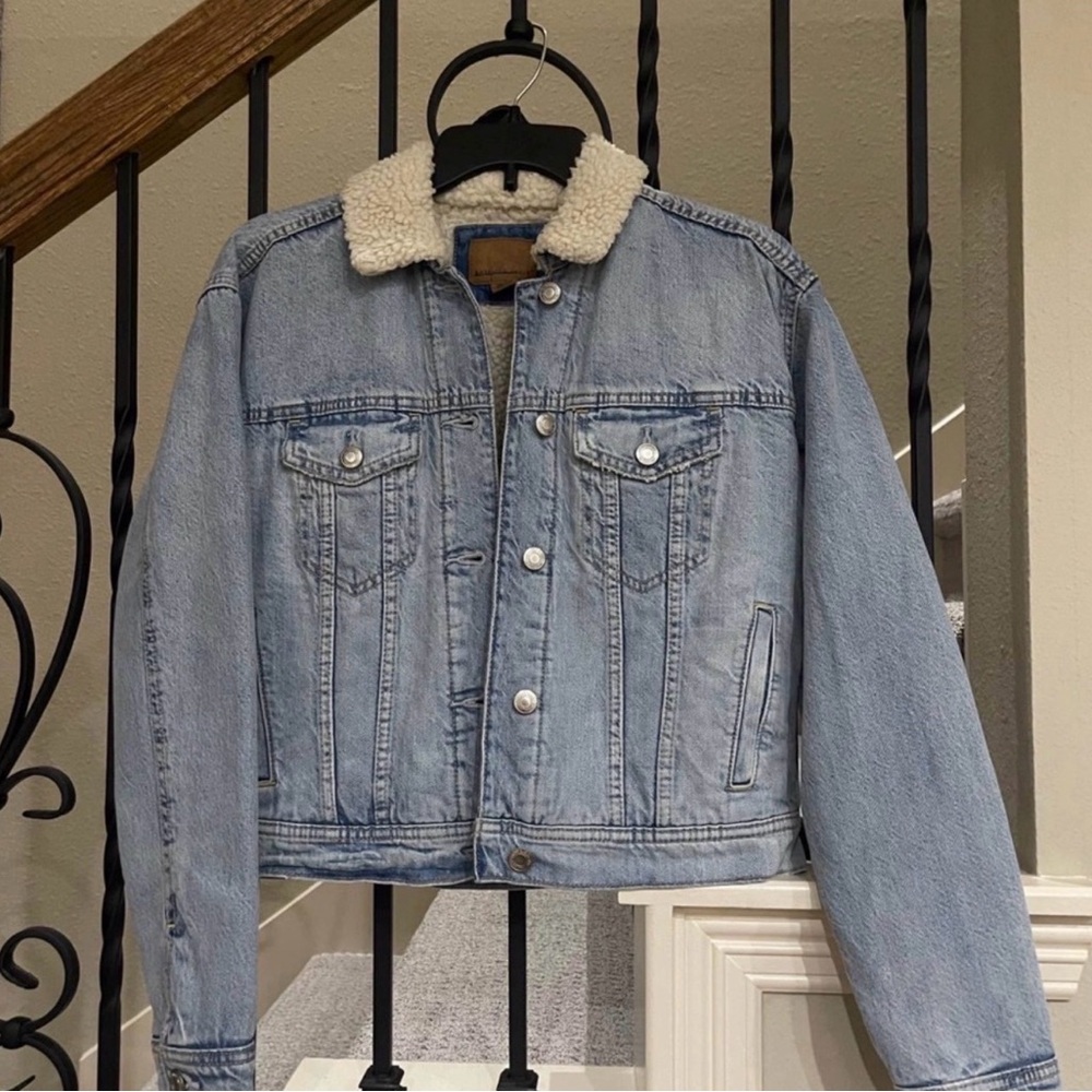 New American Eagle Outfitters Light Blue Denim Jacket with Cream Sherpa Collar